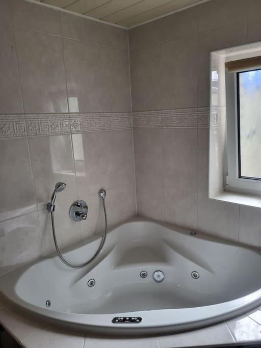 Schoene Unterkunft Mit Whirpool Nahe Phantasialand Apartment Weilerswist Exterior foto